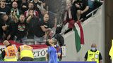 September 2021: Der Dortmunder Jude Bellingham und Raheem Sterling (im Bild) werden beim 4:0 Englands in der WM-Qualifikation gegen Ungarn in Budapest rassistisch beleidigt. Einige Zuschauer haben während der Partie Affenlaute in Richtung der beiden Profis gemacht. Die Fia leitet ein Disziplinarverfahren gegen Ungarn ein. Einige ungarische Anhänger sind auch vorher rassistisch aufgefallen. "Wir können Hass nicht siegen lassen", twittert Bellingham.