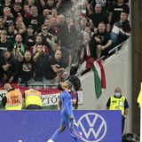 September 2021: Der Dortmunder Jude Bellingham und Raheem Sterling (im Bild) werden beim 4:0 Englands in der WM-Qualifikation gegen Ungarn in Budapest rassistisch beleidigt. Einige Zuschauer haben während der Partie Affenlaute in Richtung der beiden Profis gemacht. Die Fia leitet ein Disziplinarverfahren gegen Ungarn ein. Einige ungarische Anhänger sind auch vorher rassistisch aufgefallen. "Wir können Hass nicht siegen lassen", twittert Bellingham.