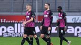 Dezember 2021: In der 3. Liga wird der Osnabrücker Angreifer Aaron Opoku (r.) im Spiel beim MSV Duisburg von einem Mann rassistisch beleidigt. Schiedsrichter Nicolas Winter unterbricht in der 35. Minute das Spiel. Kurz darauf bricht er es ganz ab. Die MSV-Anhänger und die Fans des VfL Osnabrück solidarisieren sich mit Opoku. Referee Winter erhält für seine Entscheidung von vielen Seiten Lob.