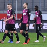Dezember 2021: In der 3. Liga wird der Osnabrücker Angreifer Aaron Opoku (r.) im Spiel beim MSV Duisburg von einem Mann rassistisch beleidigt. Schiedsrichter Nicolas Winter unterbricht in der 35. Minute das Spiel. Kurz darauf bricht er es ganz ab. Die MSV-Anhänger und die Fans des VfL Osnabrück solidarisieren sich mit Opoku. Referee Winter erhält für seine Entscheidung von vielen Seiten Lob.