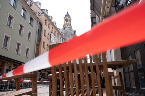 Abgesperrte Tische und Stühle vor einem Lokal in der Dresdner Münzgasse (Archivbild)