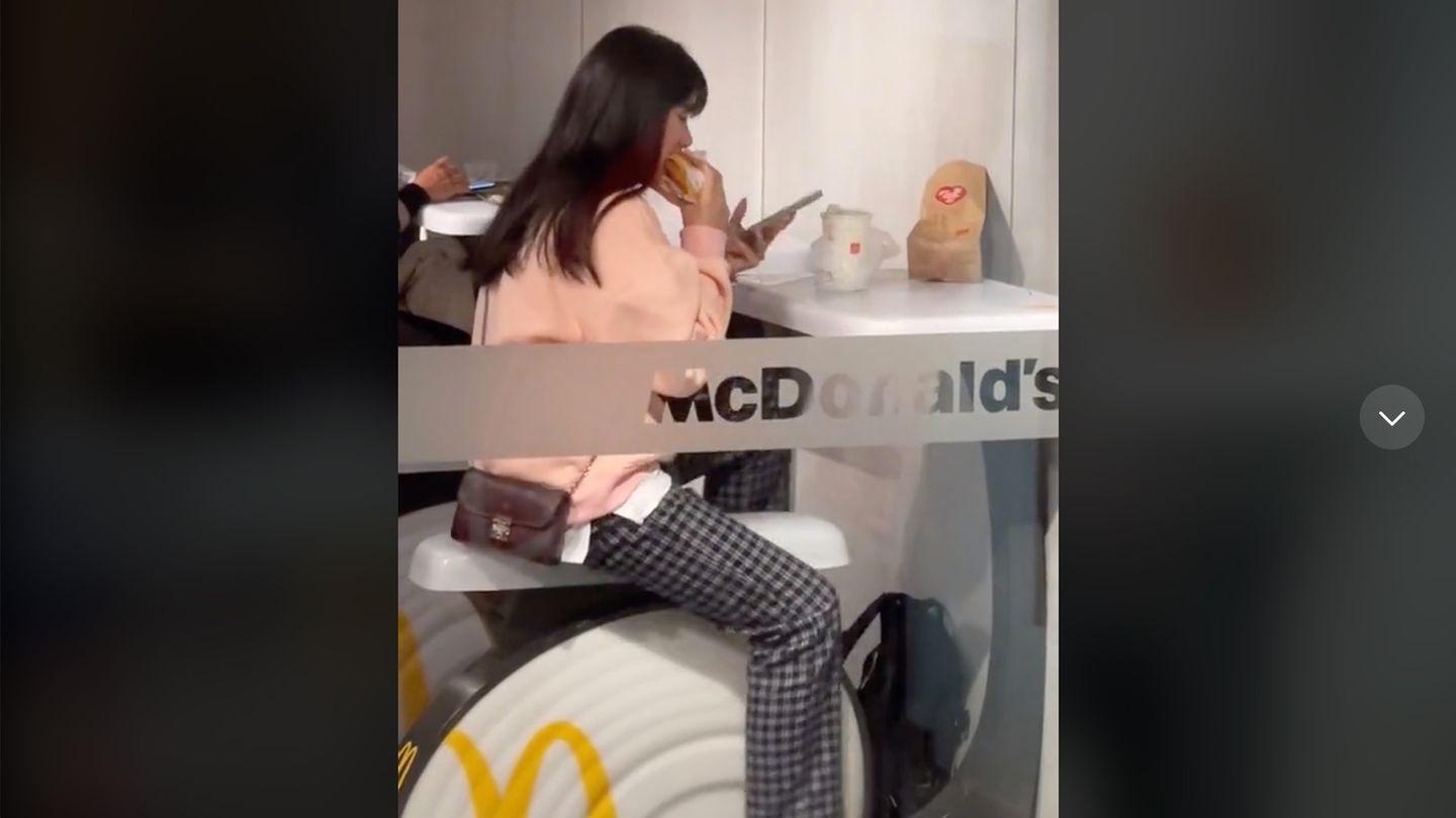 Kundin radelt bei McDonald's