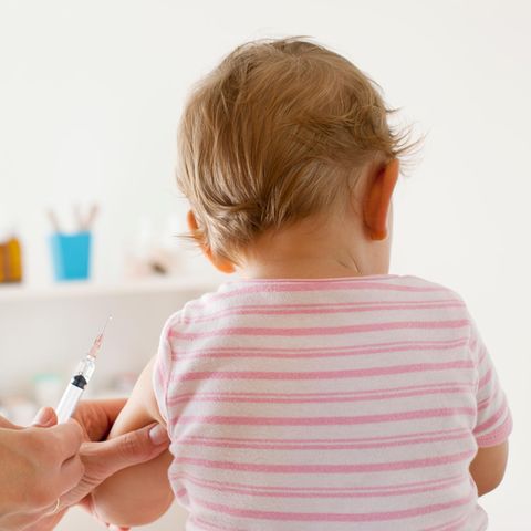 Baby wird eine Spritze verabreicht