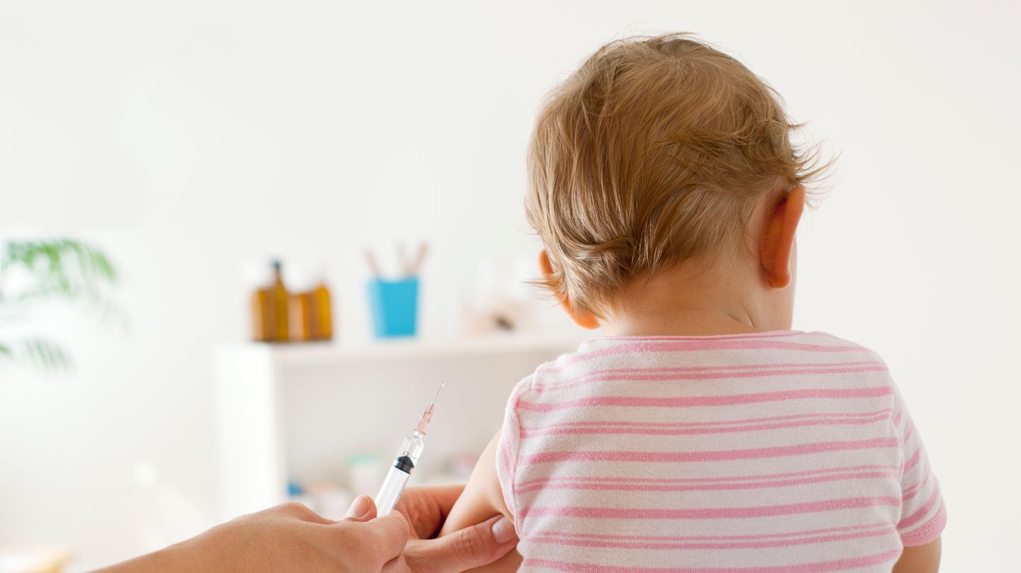Baby wird eine Spritze verabreicht