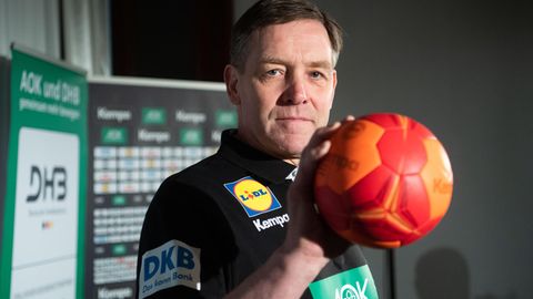 Alfred Gislason hält einen orange-roten Handball in der rechten Hand