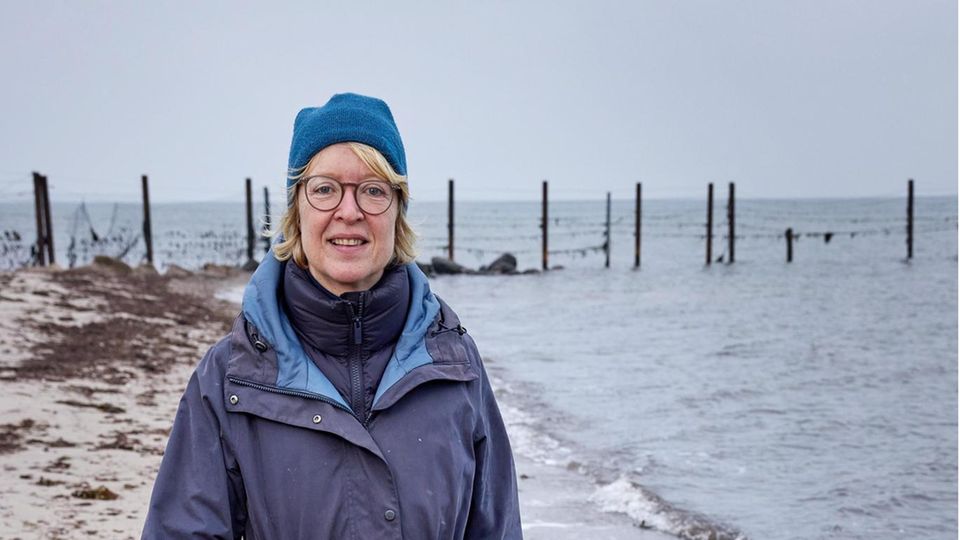 "Man kann kaum norddeutscher sein als ich" – Winnemuth an ihrem Hausstrand an der Ostsee. Immer dabei: Foxterrier Fiete