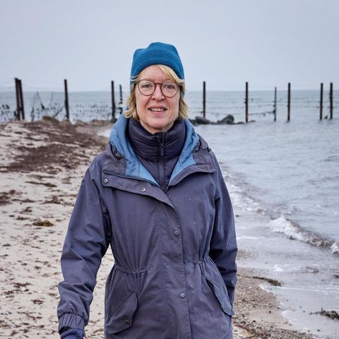 "Man kann kaum norddeutscher sein als ich" – Winnemuth an ihrem Hausstrand an der Ostsee. Immer dabei: Foxterrier Fiete