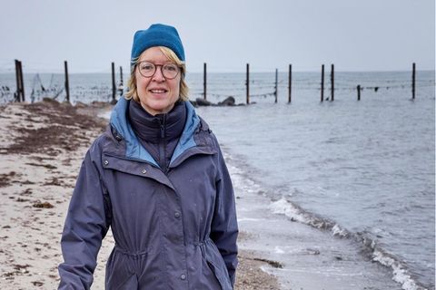 "Man kann kaum norddeutscher sein als ich" – Winnemuth an ihrem Hausstrand an der Ostsee. Immer dabei: Foxterrier Fiete