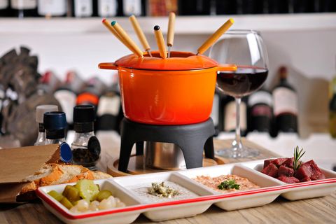 Ein Fondue-Set mit den wichtigsten Zutaten