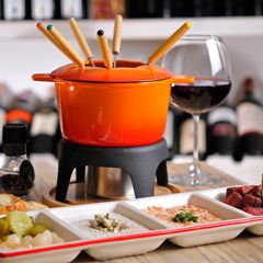Ein Fondue-Set mit den wichtigsten Zutaten