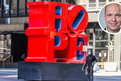 Eine Frau geht neben dem Schriftzug "Hope", zu deutsch Hoffnung, spazieren