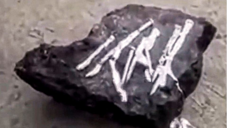 Magie? "Zauberstein" lässt Nägel aus Gallium schmelzen