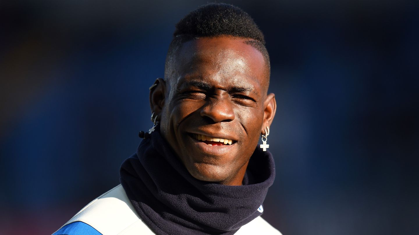 Mario Balotelli with a curious congratulations: kick in the head