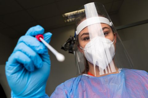 Eine Mitarbeiterin einer Coronavirus-Teststelle macht sich bereit für den Abstrich