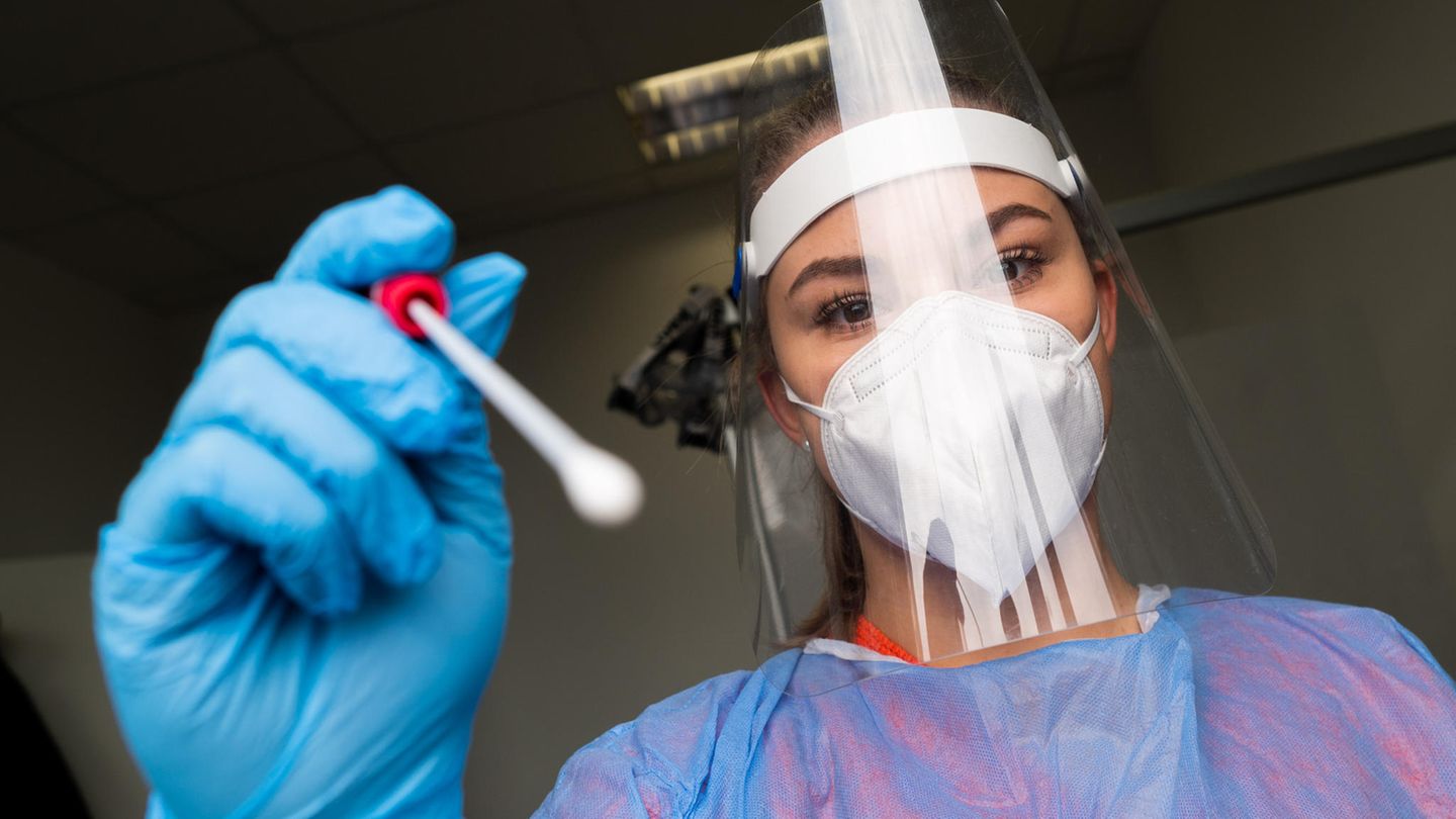 Eine Mitarbeiterin einer Coronavirus-Teststelle macht sich bereit für den Abstrich