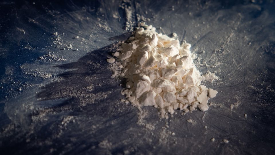 Kokain liegt auf einem blauen Untergrund