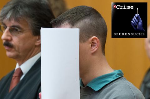Der Angeklagte im Gerichtssaal des Landgerichts in Landshut neben seinem Verteidiger Winfried Folda