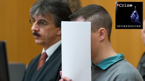 Der Angeklagte im Gerichtssaal des Landgerichts in Landshut neben seinem Verteidiger Winfried Folda