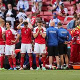 Schock während der Fußball-EM: Der dänische Mittelfeldspieler Christian Eriksen kollabiert während des Spiels gegen Finnland. Sein Herz schlägt nicht mehr. Während Rettungskräfte ihn versuchen wiederzubeleben, schauen Stadionbesucher geschockt zu. Eriksens Mitspieler schirmen ihn ab – ebenfalls in Schock und Angst. Eriksen kann wiederbelebt werden. 