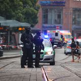 Polizisten und Rettungskräfte stehen in der Innenstadt