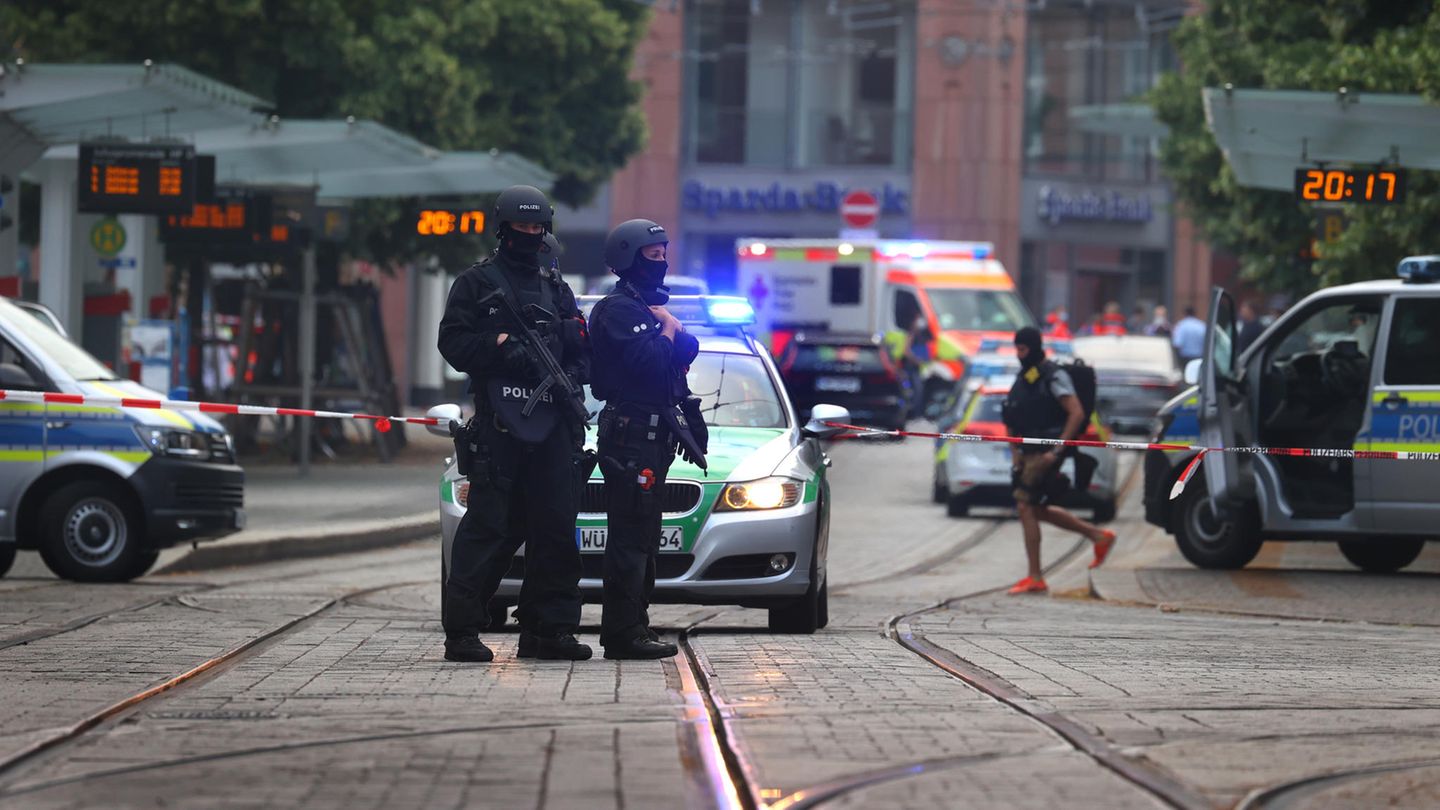 25. Juni: Mehrere Menschen sterben bei Messerattacke in Würzburger Innenstadt Polizisten und Rettungskräfte stehen in der Innenstadt