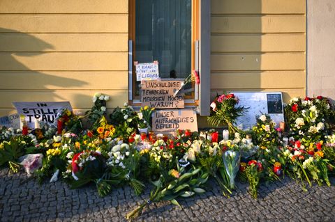Potsdam: Blumen, Kerzen und Plakate liegen vor dem Eingang des Pflegeheims