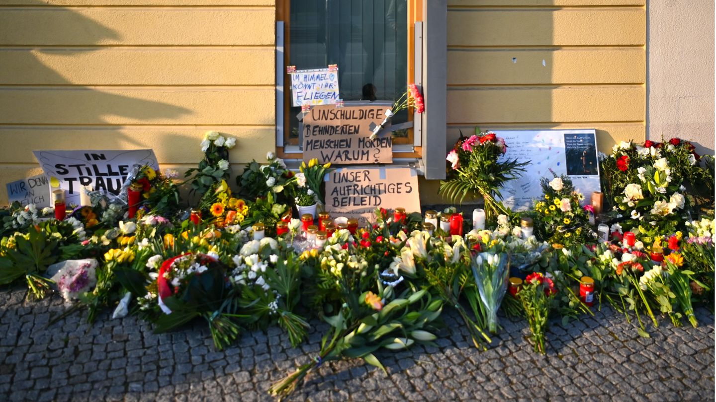 Potsdam: Blumen, Kerzen und Plakate liegen vor dem Eingang des Pflegeheims