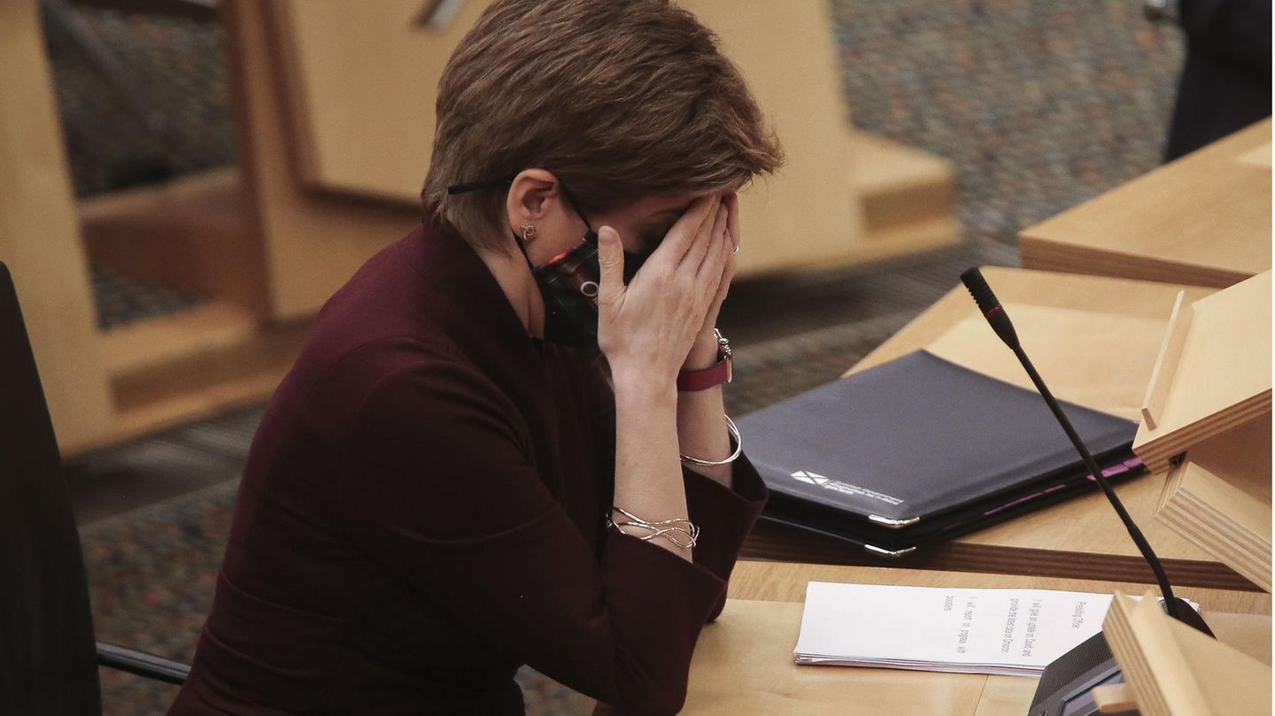 Schottlands Erste Ministerin Nicola Sturgeon, kurz bevor sie neue Corona-Maßnahmen verkündet