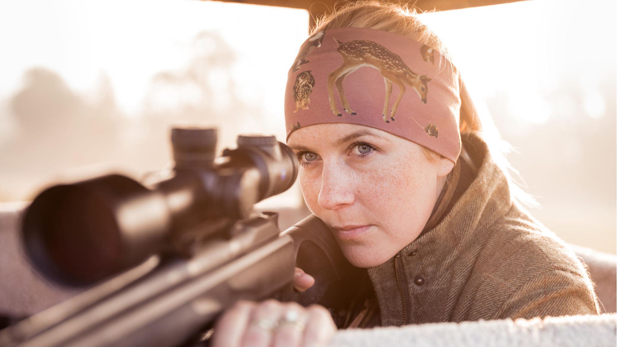 Jägerin Alena Steinbach mit ihrem Gewehr