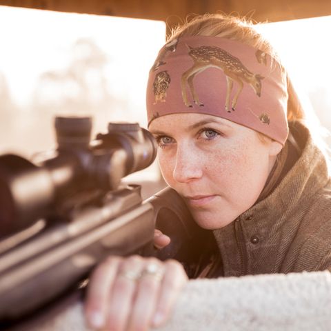 Jägerin Alena Steinbach mit ihrem Gewehr