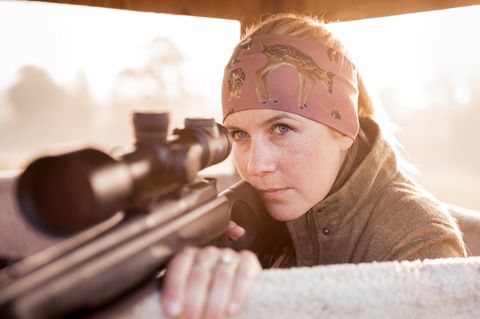Jägerin Alena Steinbach mit ihrem Gewehr