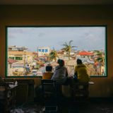 Frau betrachtet mit ihren Kindern das Ausmaß der Zerstörung