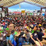 Lebensmitel werden an die Bedürftigen verteilt