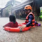 EInsatzkraft rettet Kind in den Fluten