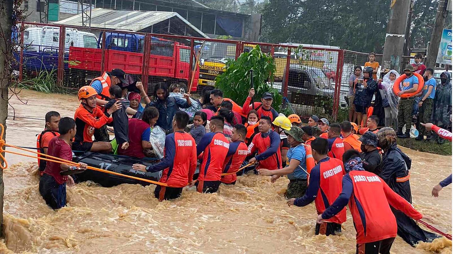 Dramatische Verwüstung: Rettungskräfte evakuieren Anwohner. Zehntausende Menschen waren vor dem Taifun auf der Flucht, etwa 2,4 Millionen Menschen seien betroffen, teilte das Amt der Vereinten Nationen für die Koordinierung humanitärer Angelegenheiten (OCHA) mit. 684.000 Menschen seien vertrieben und 139.000 Häuser beschädigt worden. Rettungskräfte evakuieren Anwohner. Zehntausende Menschen waren vor dem Taifun auf der Flucht, etwa 2,4 Millionen Menschen seien betroffen, teilte das Amt der Vereinten Nationen für die Koordinierung humanitärer Angelegenheiten (OCHA) mit. 684.000 Menschen seien vertrieben und 139.000 Häuser beschädigt worden.