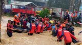 Rettungskräfte evakuieren Anwohner. Zehntausende Menschen waren vor dem Taifun auf der Flucht, etwa 2,4 Millionen Menschen seien betroffen, teilte das Amt der Vereinten Nationen für die Koordinierung humanitärer Angelegenheiten (OCHA) mit. 684.000 Menschen seien vertrieben und 139.000 Häuser beschädigt worden.