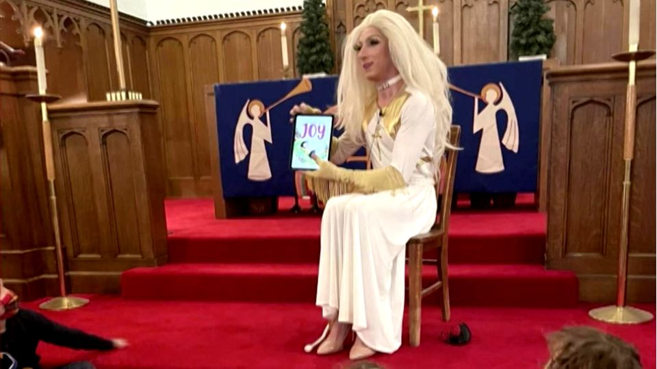 Außergewöhnliche Bibelstunde: Pfarrer predigt als Drag-Queen - und sorgt für Begeisterung