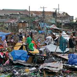 Bewohner bergen die Überreste ihrer Behausungen