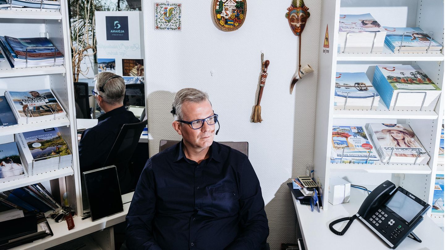 Christopher Schanz-Surié in seinem Reisebüro im Mörfelden-Walldorf