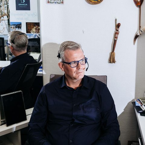 Christopher Schanz-Surié in seinem Reisebüro im Mörfelden-Walldorf