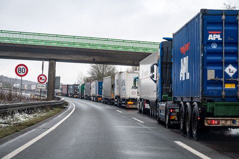 Ausfahrt bei Lüdenscheid, mehrere LKW stehen im Stau