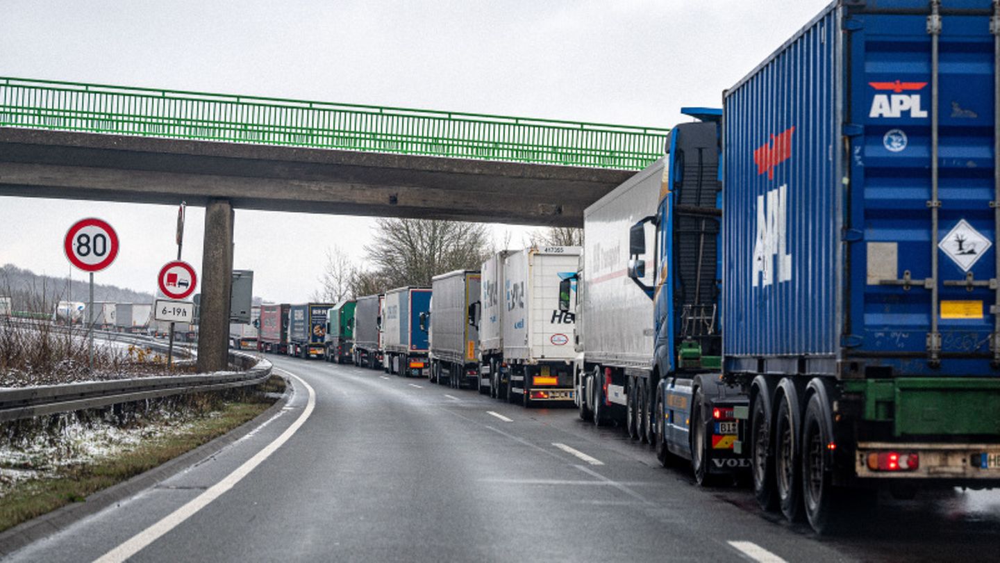 Ausfahrt bei Lüdenscheid, mehrere LKW stehen im Stau