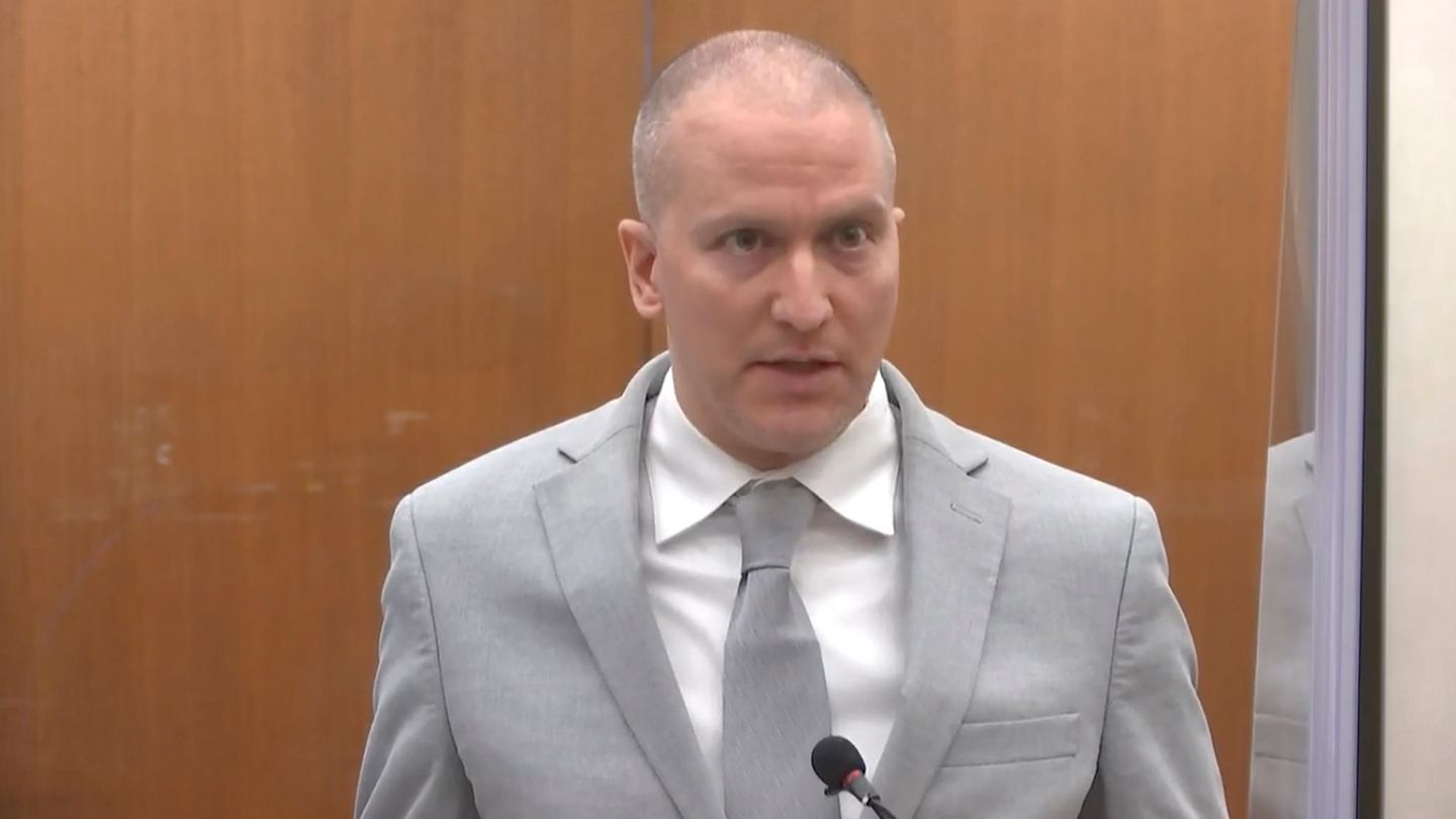 Der ehemalige Polizist Derek Chauvin sitzt im Gerichtssaal vor der Verkündung des Strafmaßes im Prozess