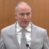 Der ehemalige Polizist Derek Chauvin sitzt im Gerichtssaal vor der Verkündung des Strafmaßes im Prozess