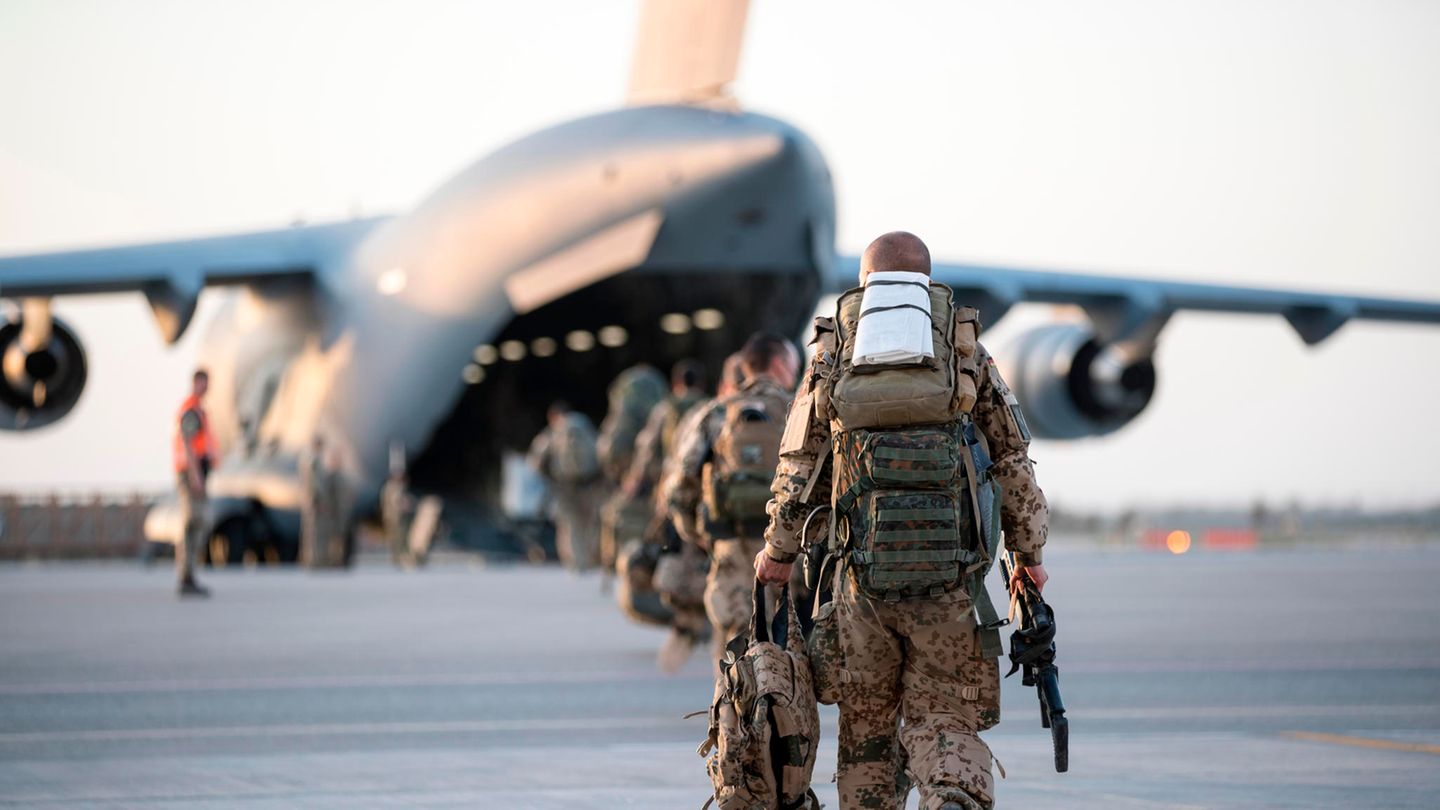 29. Juni: Afghanistan-Einsatz beendet – Bundeswehr hat Feldlager verlassen Das Foto der Bundeswehr zeigt den letzten A400M, der vom Feldlager in Masar-i-Scharif Richtung Deutschland fliegt