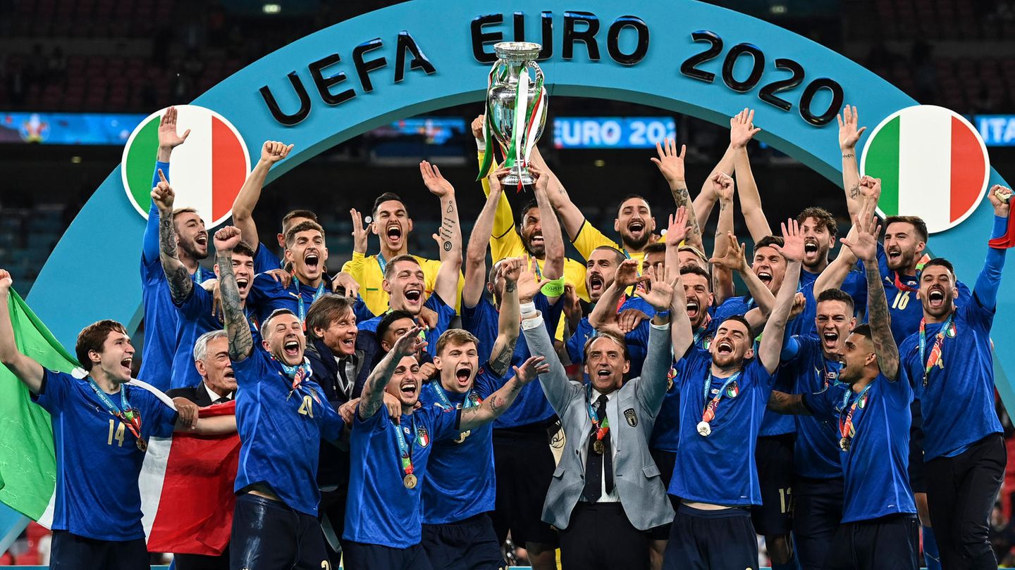 Italiens Mannschaft feiert mit der Trophäe auf dem Podium nach dem Sieg