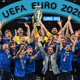 Italiens Mannschaft feiert mit der Trophäe auf dem Podium nach dem Sieg