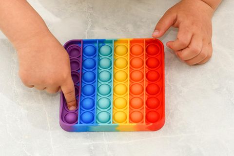 Die sogenannten "Pop-It Fidgets" kommen meist in Regenbogenfarben 