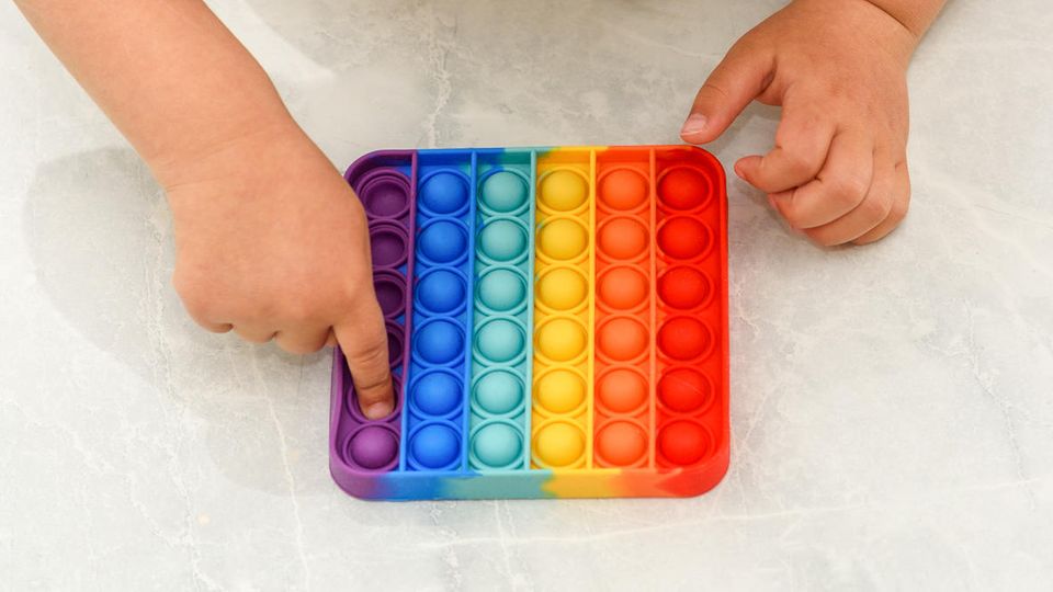 Die sogenannten "Pop-It Fidgets" kommen meist in Regenbogenfarben 