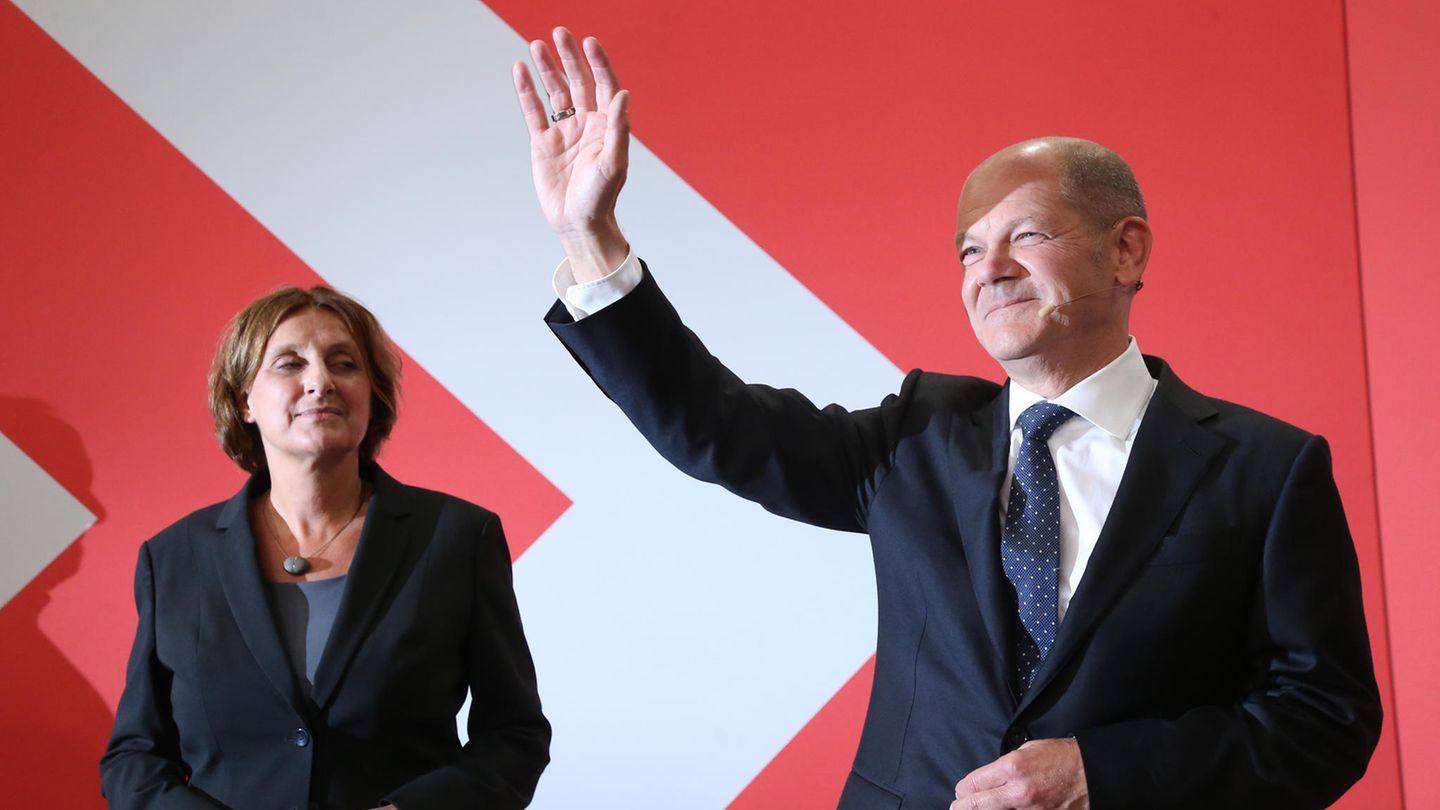 Olaf Scholz wink neben seiner Frau Britta Ernst während der Wahlparty im Willy-Brandt-Haus